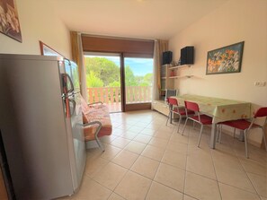 Apartment, 2 Schlafzimmer, Balkon, Stadtblick | Esszimmer