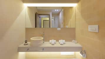 Douche, séchoir à cheveux, serviettes fournies