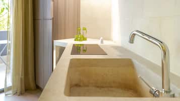 Kjøleskap, mikrobølgeovn, ovn og kokeplater