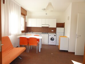 Huvila, 2 makuuhuonetta, patio, näköala puutarhaan | Ruokasali