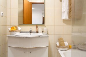 Een douche, een haardroger, handdoeken