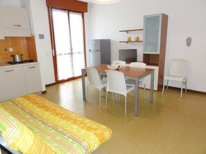 Apartamento, 1 habitación, balcón | Comedor