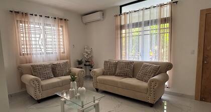 Enchanting 3-bedroom house with AC in Santo Domingo, 25 minutes from airport.