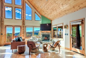 تلفزيون، مدفأة، كرة قدم الطاولة، تنس طاولة