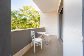 Outdoor dining - Apartment 'Biancomare Otranto - Apt 4' with Balcony, Wi-Fi and Air Conditioning (otranto)