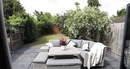 Cosy Refurbished 4-Bed Home | Double Parking | Near Legoland & Reading