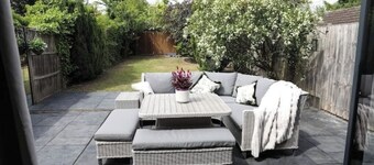 Cosy Refurbished 4-Bed Home | Double Parking | Near Legoland & Reading