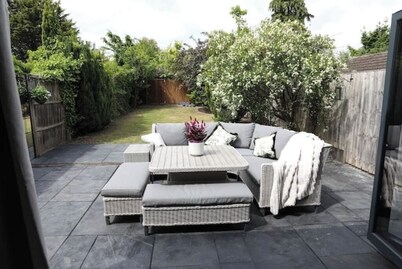 Cosy Refurbished 4-Bed Home | Double Parking | Near Legoland & Reading