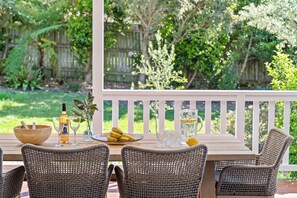 Outdoor dining - Crestmount Summary:<br>E (Milton)