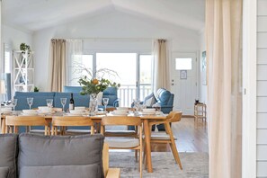 Dining - Crestmount Summary:<br>E (Milton)