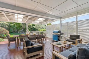 Outdoor dining - Crestmount Summary:<br>E (Milton)