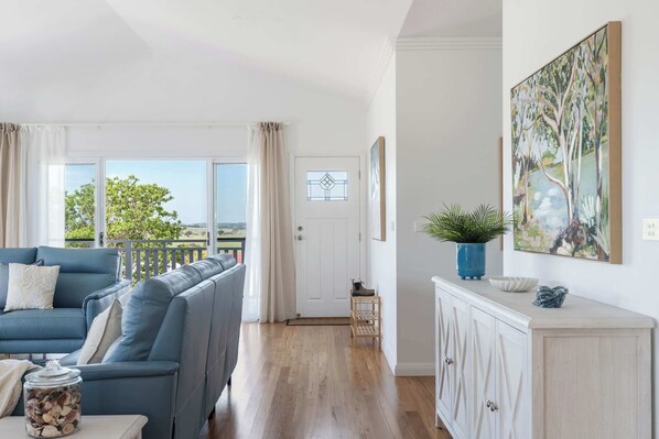 TV - Crestmount Summary:<br>E (Milton)