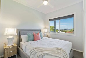 4 bedrooms, iron/ironing board, travel crib, WiFi - Crestmount Summary:<br>E (Milton)