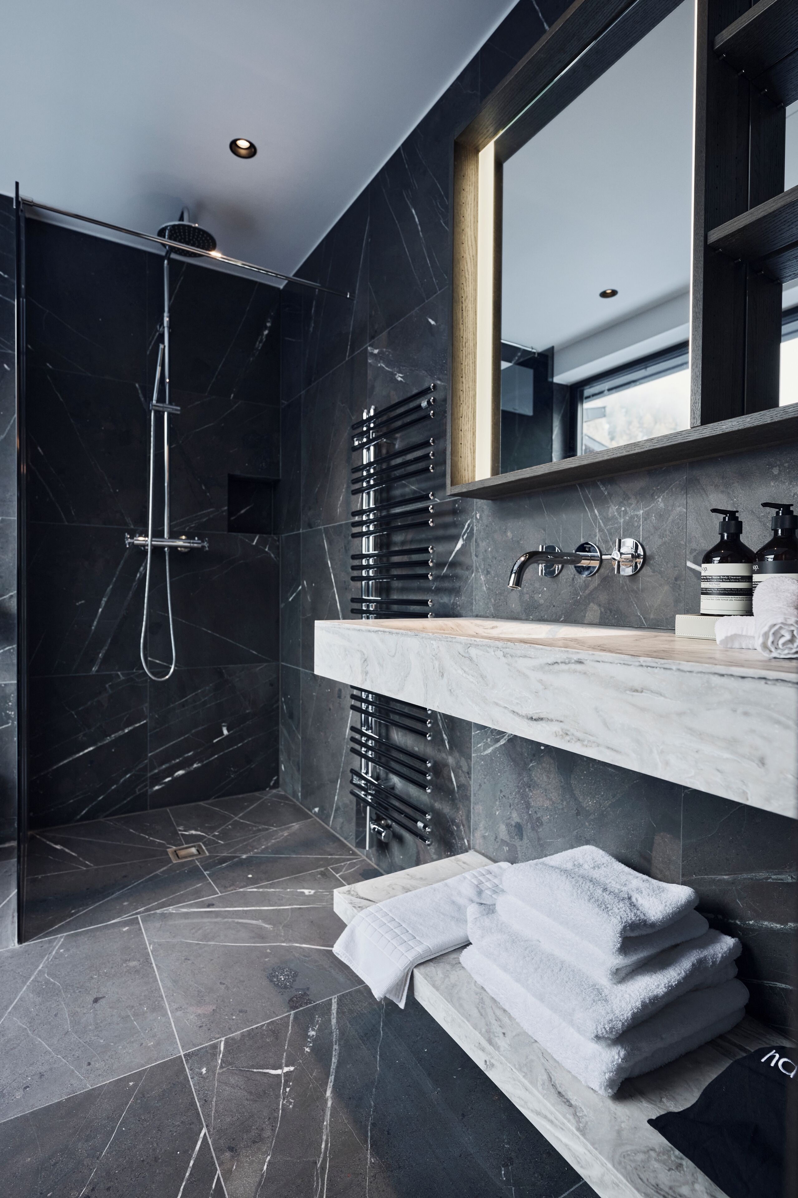 Dusche, Haartrockner, Bademäntel, Hausschuhe