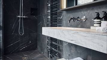 Dusche, Haartrockner, Bademäntel, Hausschuhe