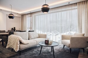 Deluxe-Apartment II, Balkon, Bergblick | Living area - Chalet Ischgl - Modern Luxury Residences (Ischgl)