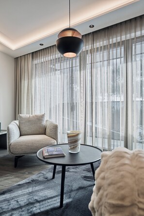 Deluxe-Apartment IV, Balkon, Bergblick | Living area - Chalet Ischgl - Modern Luxury Residences (Ischgl)