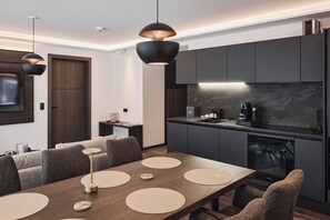 Deluxe-Apartment I, Balkon, Bergblick | 私人厨房 | 冰箱、厨具/餐具