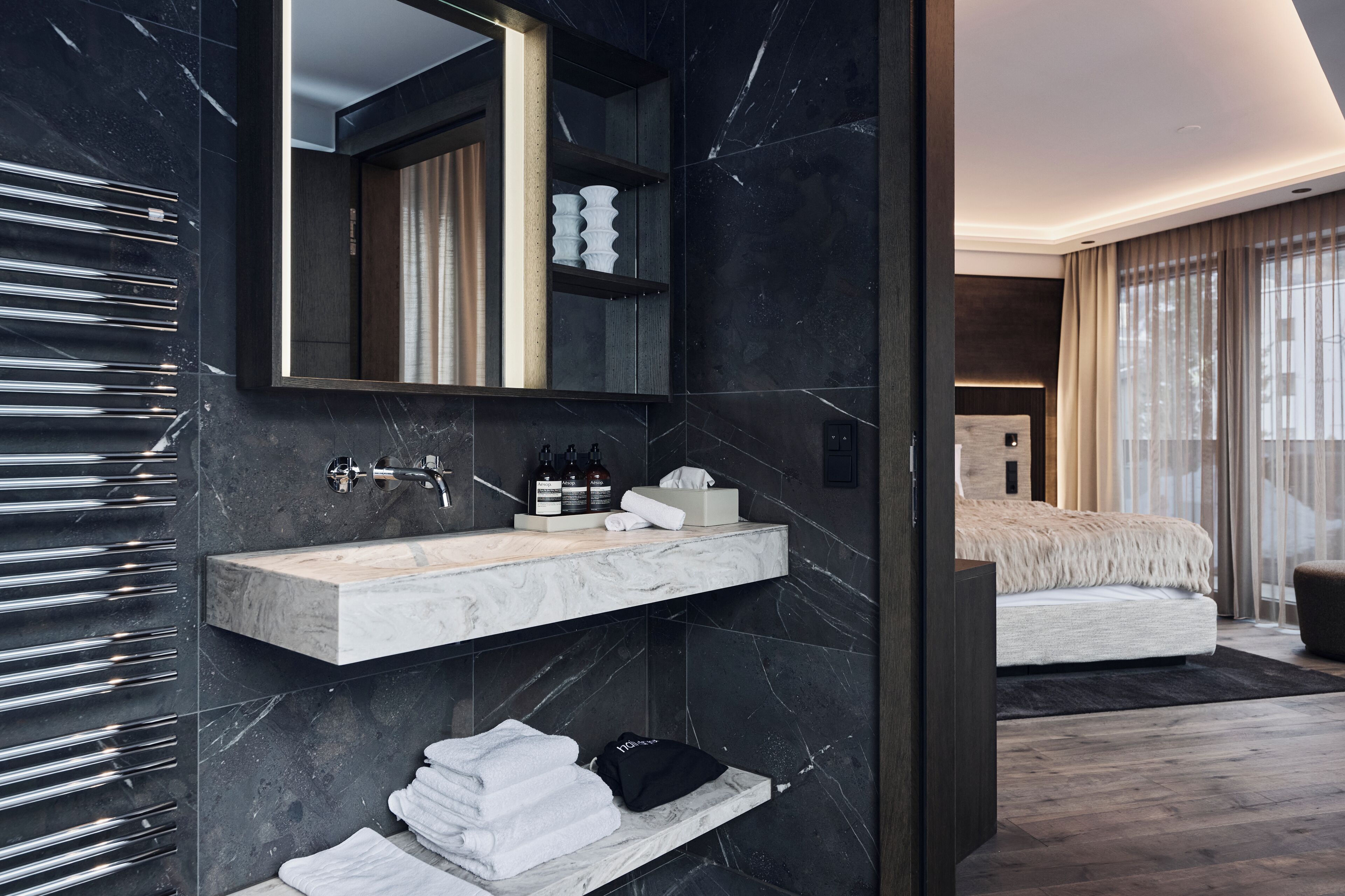 ฝักบัว, ไดร์เป่าผม, เสื้อคลุมอาบน้ำ, รองเท้ าสวมภายในห้อง