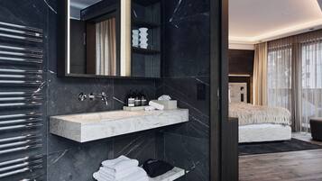 Dusj, hårføner, badekåper og tøfler