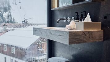 Deluxe-Apartment IV, Balkon, Bergblick | Badezimmer | Dusche, Haartrockner, Handtücher, Seife