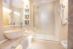 Een douche, een haardroger, handdoeken