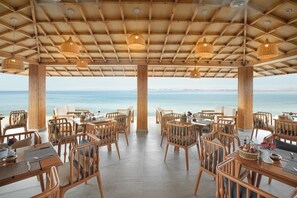 Outdoor dining - THE V Luxury Resort Sahl Hasheesh (Hurghada)