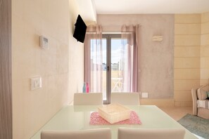 Une pièce moderne avec une table en verre, un panier et un canapé.
