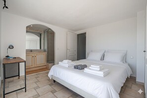 3 chambres, fer et planche à repasser, Wi-Fi, draps fournis