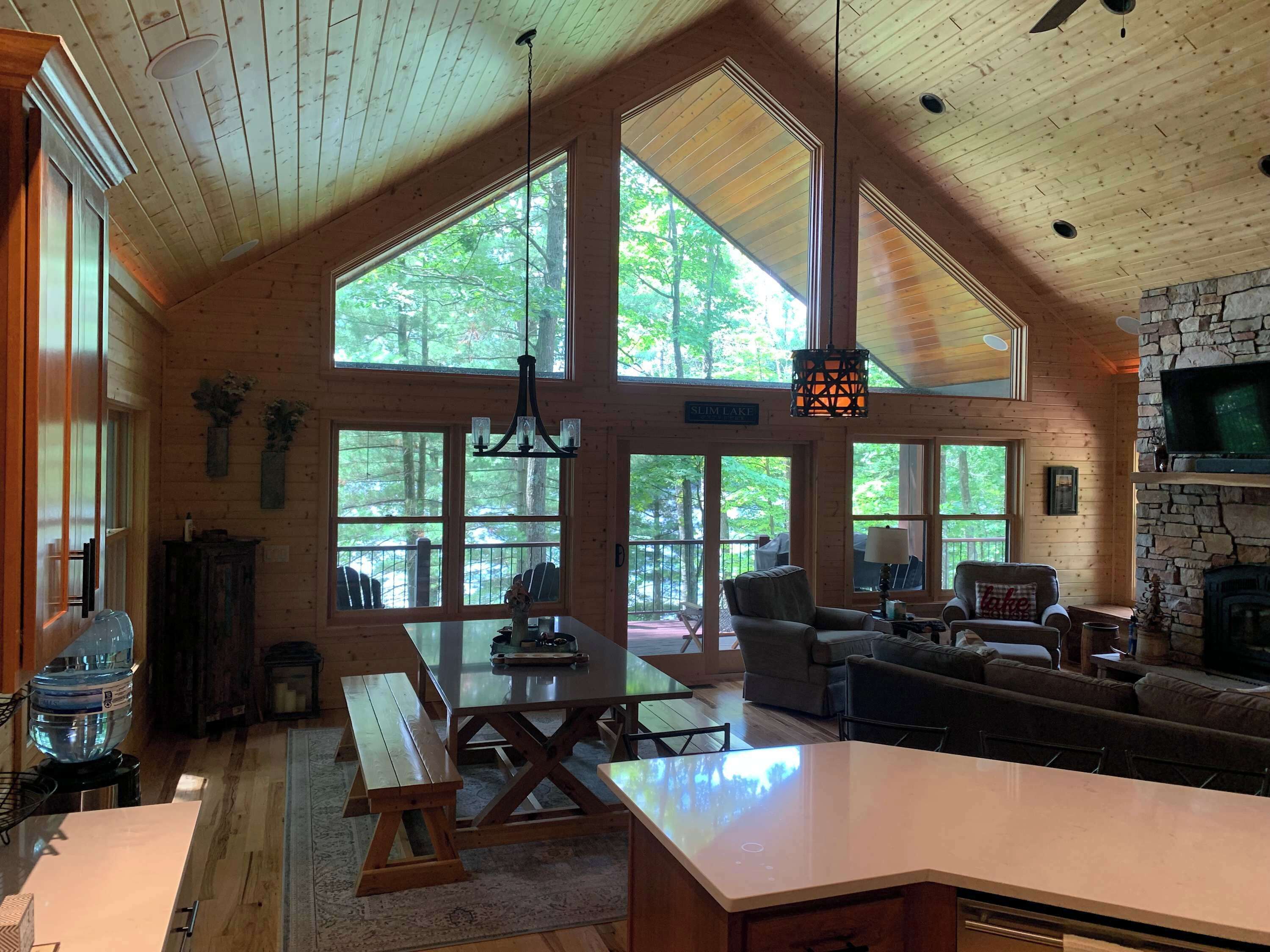 Televisión, chimenea y oficina 