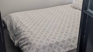 1 habitación, tabla de planchar con plancha, wifi y ropa de cama