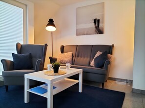 Tv, ett bordtennisbord och en stereo
