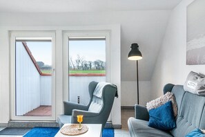 Televisión, mesa de ping pong, estéreo