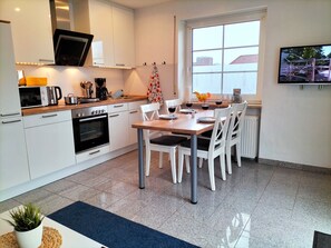 Frigorífico, microondas, horno y placa de cocina