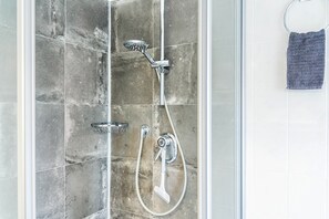 Regadera, secadora de cabello, toallas 