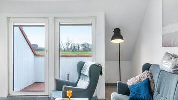 Fernseher, Tischtennisplatte, Stereoanlage