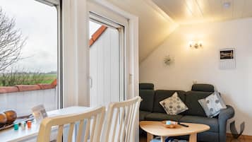 Fernseher, DVD-Player, Tischtennisplatte, Stereoanlage