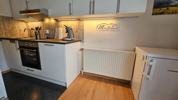 Een koelkast, een magnetron, een oven, een kookplaat