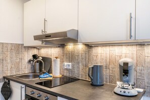 Kühlschrank, Mikrowelle, Ofen, Herdplatte