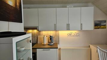 Een koelkast, een magnetron, een oven, een kookplaat