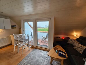 Fernseher, DVD-Player, Tischtennisplatte, Stereoanlage