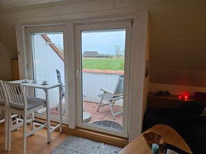 Fernseher, DVD-Player, Tischtennisplatte, Stereoanlage