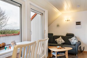 Fernseher, DVD-Player, Tischtennisplatte, Stereoanlage