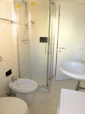 Apartment, 2 Schlafzimmer, Balkon | Badezimmer