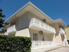 Un immeuble de deux étages doté d’un balcon au deuxième étage.