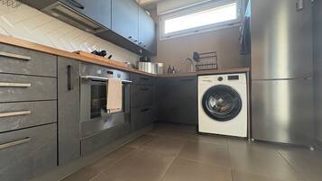 Fridge, microwave, oven, coffee/tea maker