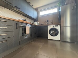 Fridge, microwave, oven, coffee/tea maker - Le Beauvoir, a chic haven near Strasbourg. (Lingolsheim)