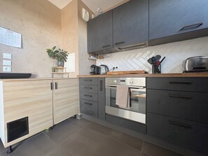 Fridge, microwave, oven, coffee/tea maker - Le Beauvoir, a chic haven near Strasbourg. (Lingolsheim)