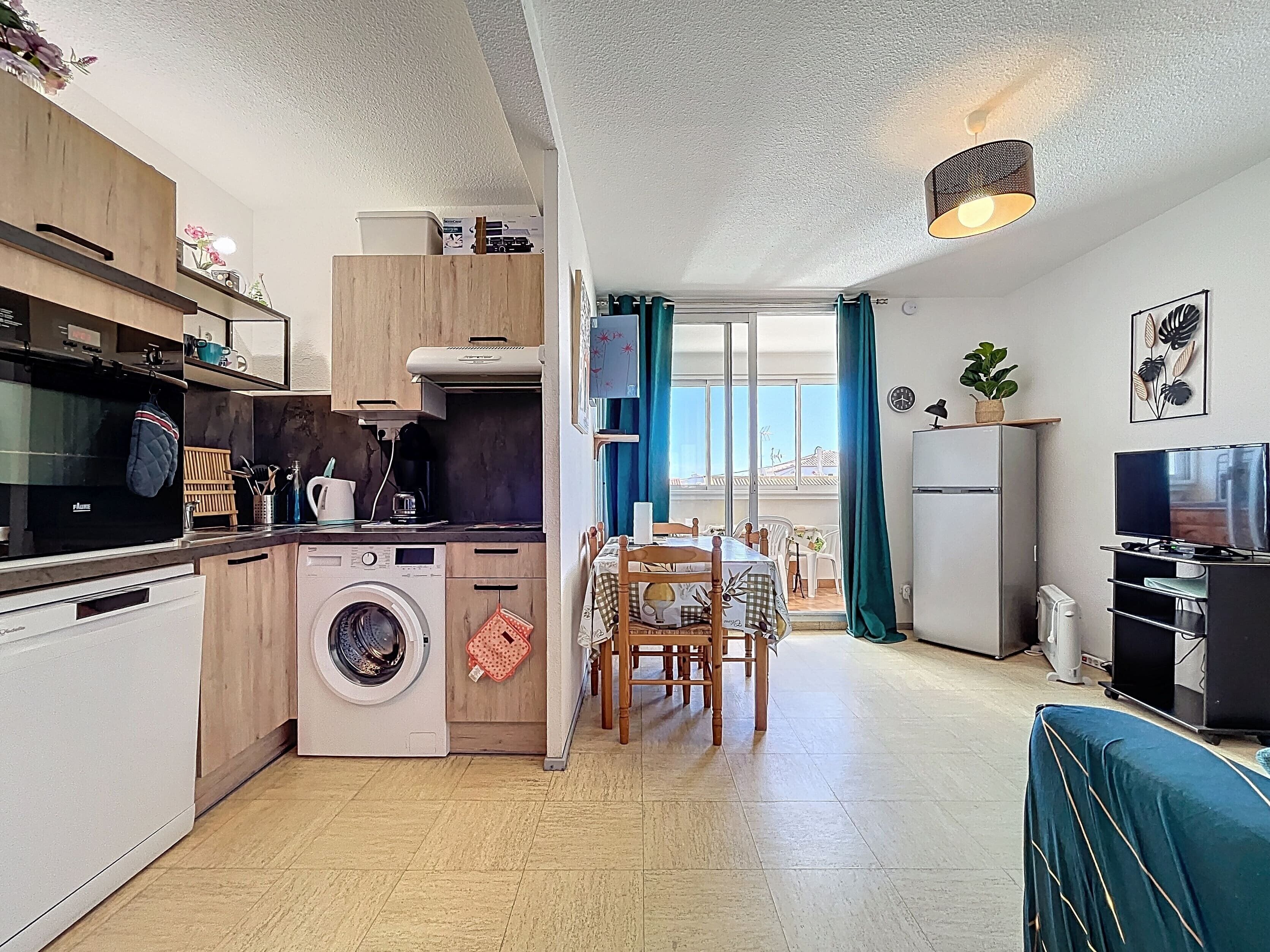 Een koelkast, een microgolfoven, een oven, een vaatwasser