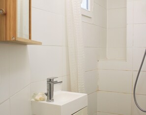 Douche, serviettes fournies